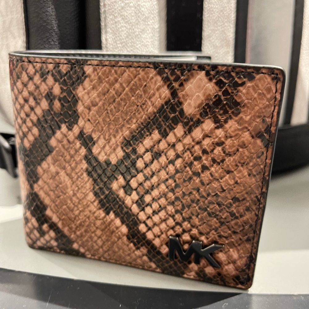 MICHAEL KORS Cyrus Snake Embossed Billfold Wallet With Coin Pouch
Driftwood
NWT - Picture 11 of 16